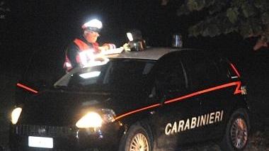 Pattuglia dei carabinieri impegnata in un controllo