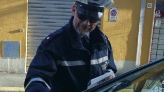 Vigile urbano lascia una multa sul parabrezza di un’auto
