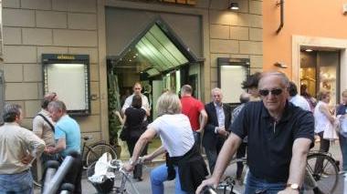 L’ex cinema Cristal di Corso Mazzoni, a destra un’insegna Conad