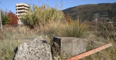 Sopra un campo abbandonato ai Lecci, a due passi dallInterporto, al centro palazzi sempre ai Lecci 