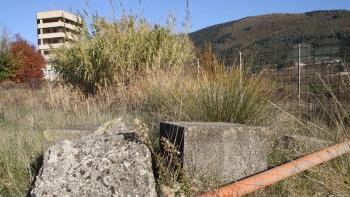Sopra un campo abbandonato ai Lecci, a due passi dall’Interporto, al centro palazzi sempre ai Lecci