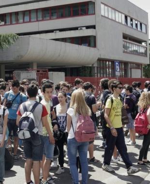 Studenti del Buzzi alluscita dalla scuola  