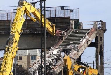 La demolizione della passerella suila ferrovia dopo la strage 