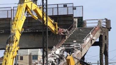 La demolizione della passerella suila ferrovia dopo la strage