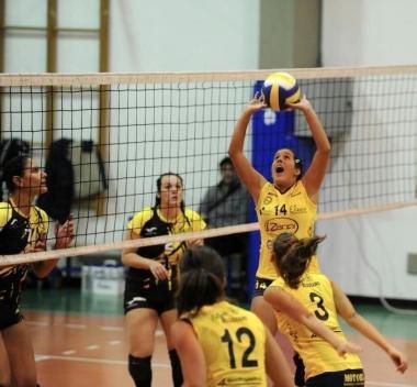 Unazione di gioco delle ragazze dellElessio Upv Buggiano e un primo piano di Ianko Iankov, tecnico della Bianchidino Pescia 
