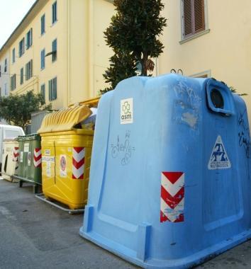 Cassonetti e campana per la raccolta differenziata   