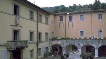 Il municipio di Licciana Nardi in alto Barbieri e sotto Martelloni