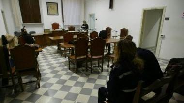 Un’aula delle udienze del tribunale di Pontedera e un controllo dei carabinieri
