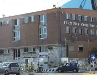 Sopra: Luca Valentini (area manager di Msc Crociere). A sinistra: il terminal crociere 
