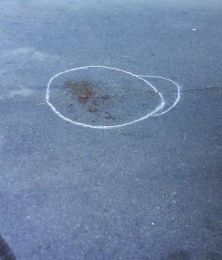 <b>IL SANGUE </b>sullasfalto nel luogo in cui &egrave; avvenuto lincidente Proprio sulle strisce pedonali 
