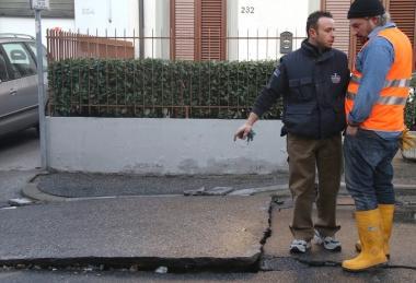 La lastra di asfalto squarciata dalla rottura della tubazione 