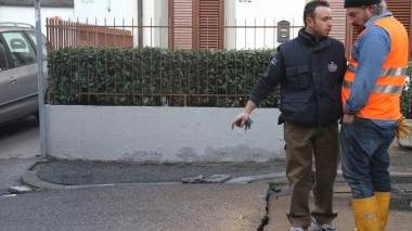 La lastra di asfalto squarciata dalla rottura della tubazione