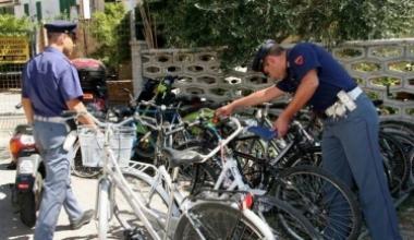 Le rubano sette bici in tre anni la storia di una commessa