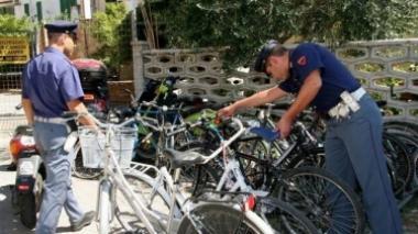 Le rubano sette bici in tre anni la storia di una commessa