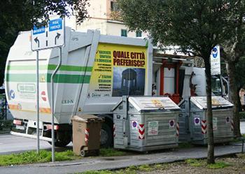 Raccolta rifiuti in orari sbagliati? Aamps replica