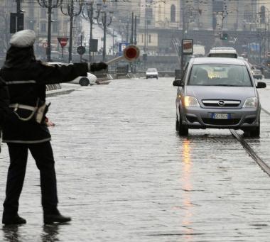 Controlli della polizia municipale sulle auto in circolazione