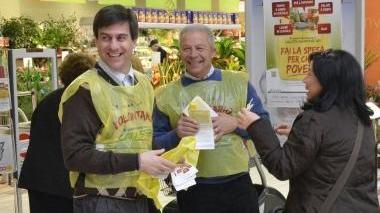 <b>VOLONTARI.</b> Bonifazi con i componenti del Banco alimentare onlus