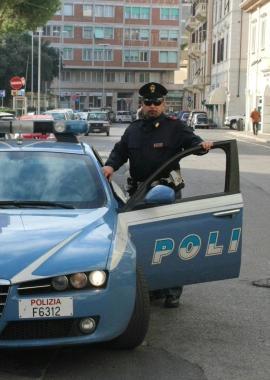 Un agente delle volanti della polizia 