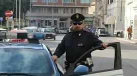 Un agente delle volanti della polizia