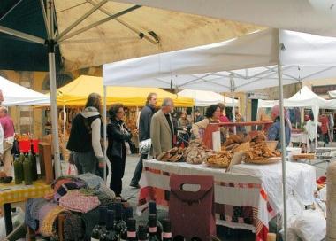 Uno stand del mercato contadino 