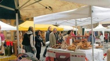 Uno stand del mercato contadino
