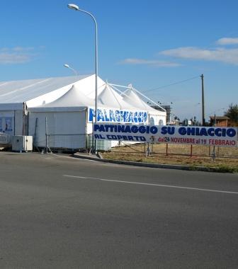 Due momenti dellapertura della pista sul ghiaccio a Navacchio    