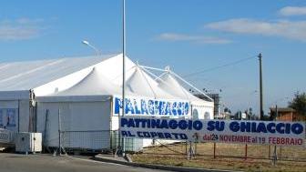 Due momenti dell’apertura della pista sul ghiaccio a Navacchio