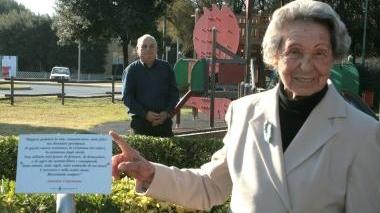 La vedova Caponnetto accanto alla targa nel parco