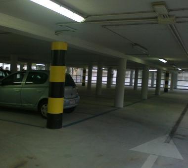 Il parcheggio quasi deserto in via Pio Alberto Del Corona       