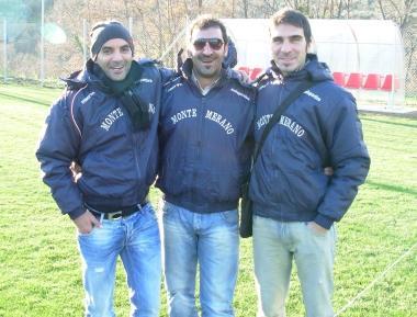 <b>SORRIDENTE</b> Guido Bernacchi al centro con due sportivi      