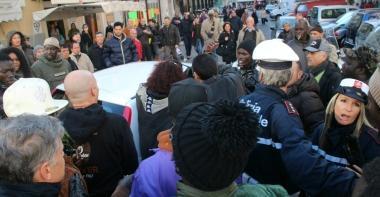 <b>DECINE DI PERSONE. </b>Allepisodio di ieri mattina al mercato hanno assistito in tanti. I senegalesi preoccupati 