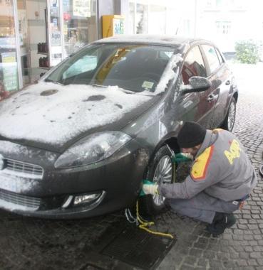 <b>IN STRADA.</b> Un automobilista alle prese con le catene 