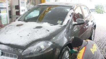 <b>IN STRADA.</b> Un automobilista alle prese con le catene