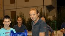 In alto Nicola Agostini e qui mentre premia uno dei vincitori del torneo di tennis dedicato alla memoria del padre Arnaldo