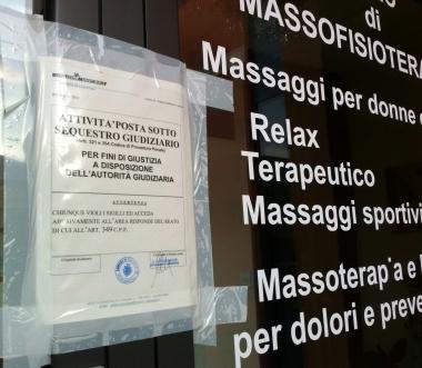  I sigilli al centro massaggi. Era un centro specializzato in massaggi sportivi e ...