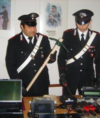 Sopra gli attrezzi recuperati per rubare e a sinistra la circonvallazione di Fucecchio 
