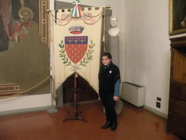 Martina Marotta accanto al gonfalone del Comune di Prato 